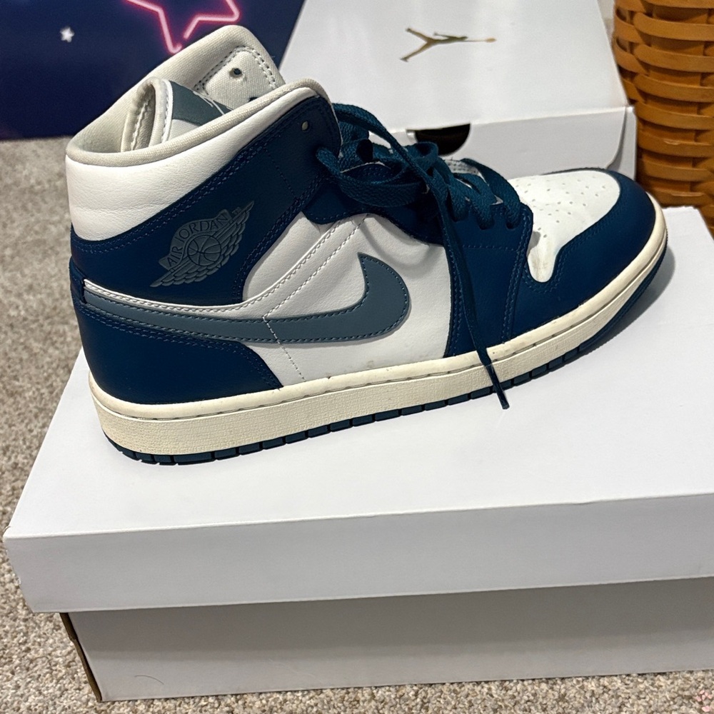 WWNS air jordans 1 mid